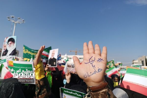 حضور پرشور دانش‌آموزان در راهپیمایی ۱۳ آبان در مشهد