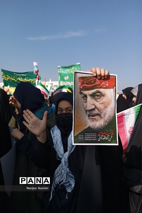 حضور پرشور دانش‌آموزان در راهپیمایی ۱۳ آبان در مشهد