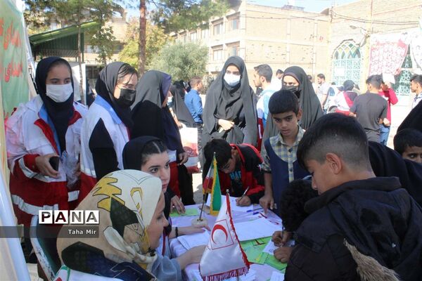 حضور پرشور اعضای تشکل‌های دانش‌آموزی در راهپیمایی یوم الله 13 آبان خرم‌آباد