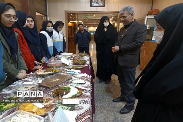 برگزاری جشنواره تغذیه سالم  به‌مناسبت روز دانش‌آموز در دبیرستان مهشید مصلی‌نژاد