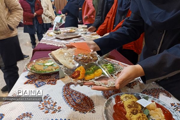 برگزاری جشنواره تغذیه سالم  به‌مناسبت روز دانش‌آموز در دبیرستان مهشید مصلی‌نژاد