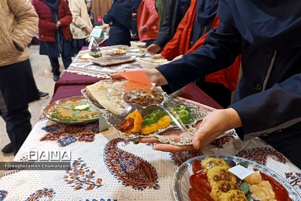 برگزاری جشنواره تغذیه سالم  به‌مناسبت روز دانش‌آموز در دبیرستان مهشید مصلی‌نژاد