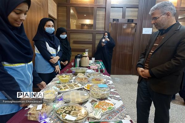 برگزاری جشنواره تغذیه سالم  به‌مناسبت روز دانش‌آموز در دبیرستان مهشید مصلی‌نژاد