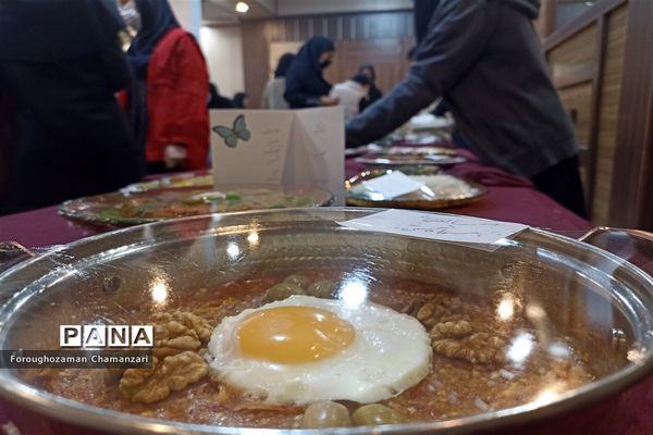 برگزاری جشنواره تغذیه سالم  به‌مناسبت روز دانش‌آموز در دبیرستان مهشید مصلی‌نژاد