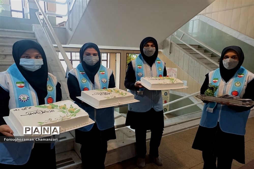 برگزاری جشنواره تغذیه سالم  به‌مناسبت روز دانش‌آموز در دبیرستان مهشید مصلی‌نژاد