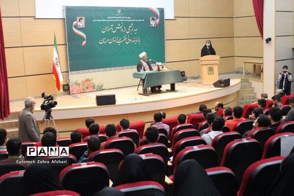 نشست جمعی از دانش‌آموزان با نماینده ولی فقیه در استان سمنان
