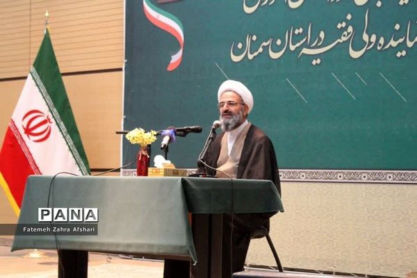 نشست جمعی از دانش‌آموزان با نماینده ولی فقیه در استان سمنان