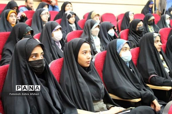 نشست جمعی از دانش‌آموزان با نماینده ولی فقیه در استان سمنان