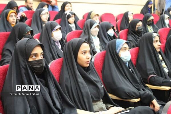 نشست جمعی از دانش‌آموزان با نماینده ولی فقیه در استان سمنان