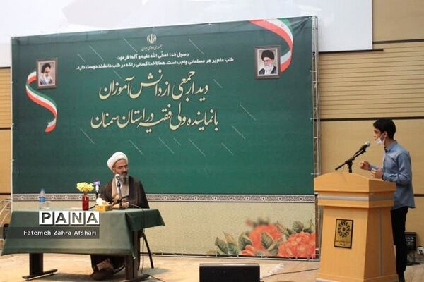 نشست جمعی از دانش‌آموزان با نماینده ولی فقیه در استان سمنان