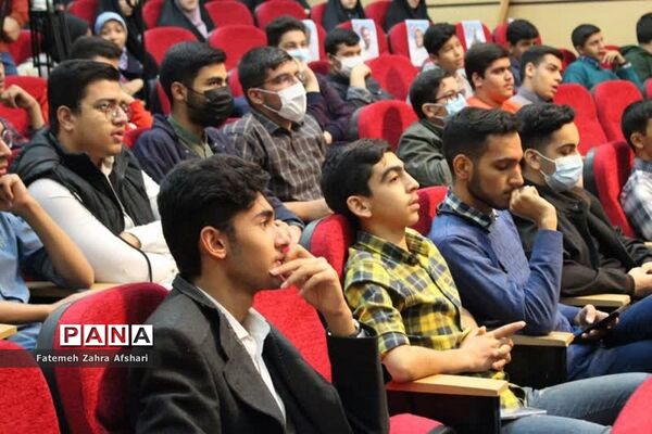 نشست جمعی از دانش‌آموزان با نماینده ولی فقیه در استان سمنان