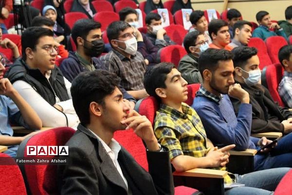 نشست جمعی از دانش‌آموزان با نماینده ولی فقیه در استان سمنان