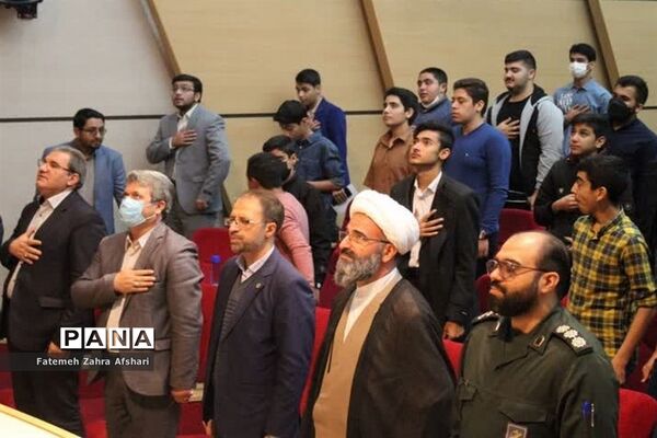 نشست جمعی از دانش‌آموزان با نماینده ولی فقیه در استان سمنان