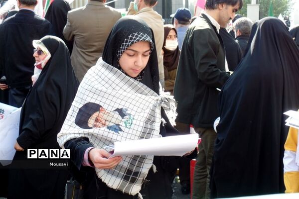 دانش‌آموزان تهرانی در راهپیمایی ۱۳ آبان
