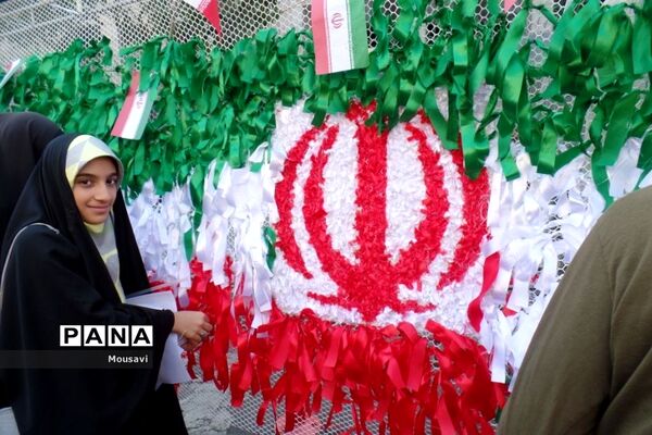 دانش‌آموزان تهرانی در راهپیمایی ۱۳ آبان