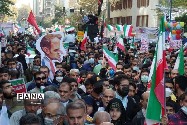 دانش‌آموزان تهرانی در راهپیمایی ۱۳ آبان