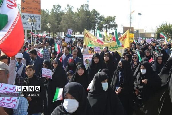 ‌آیین تکریم پرچم در راهپیمایی 13 آبان