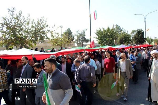 ‌آیین تکریم پرچم در راهپیمایی 13 آبان