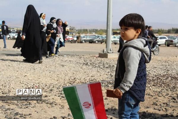 ‌آیین تکریم پرچم در راهپیمایی 13 آبان