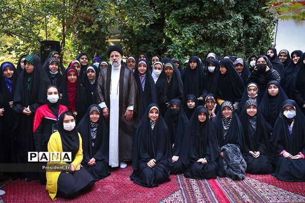 حضور رئیس‌جمهوری در جمع دانش‌آموزان شرکت‌کننده در اردوی «راهیان پیشرفت»