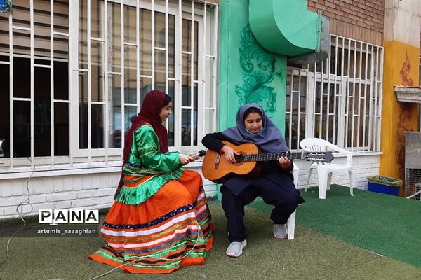 برگزاری مراسم پر شور روز دانش‌آموز توسط دانش‌آموزان در مدرسه محمد عاصمی