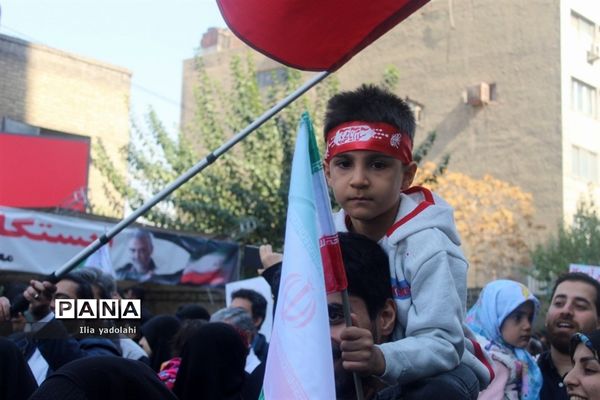 حضور پر‌شور دانش‌آموزان منطقه ۱۰ تهران در راهپیمایی ۱۳ آبان