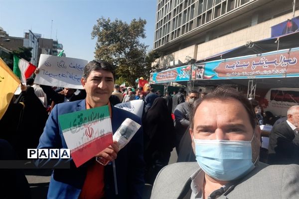 حضور پر‌شور دانش‌آموزان منطقه ۱۰ تهران در راهپیمایی ۱۳ آبان