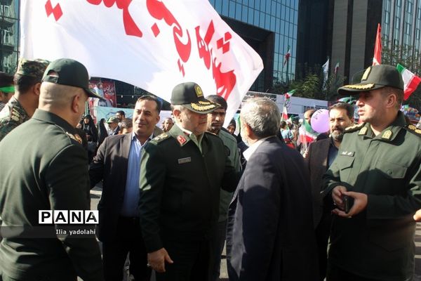حضور پر‌شور دانش‌آموزان منطقه ۱۰ تهران در راهپیمایی ۱۳ آبان