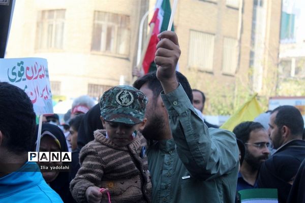 حضور پر‌شور دانش‌آموزان منطقه ۱۰ تهران در راهپیمایی ۱۳ آبان