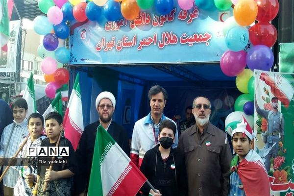 حضور پر‌شور دانش‌آموزان منطقه ۱۰ تهران در راهپیمایی ۱۳ آبان