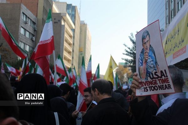 حضور پر‌شور دانش‌آموزان منطقه ۱۰ تهران در راهپیمایی ۱۳ آبان