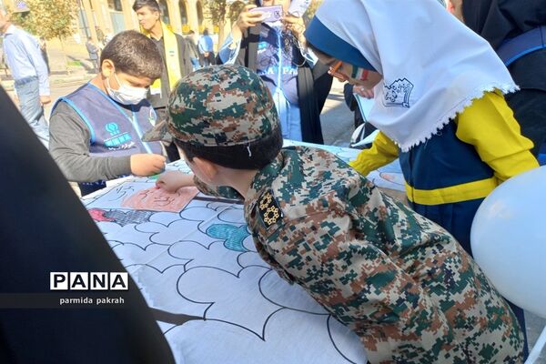 نقاشی گروهی دانش‌آموز خبرنگاران کرمانشاه در 13 آبان