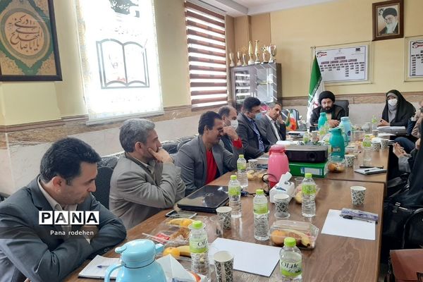 برگزاری جلسات کیفیت‌بخشی تربیتی مدیران مدارس در رودهن