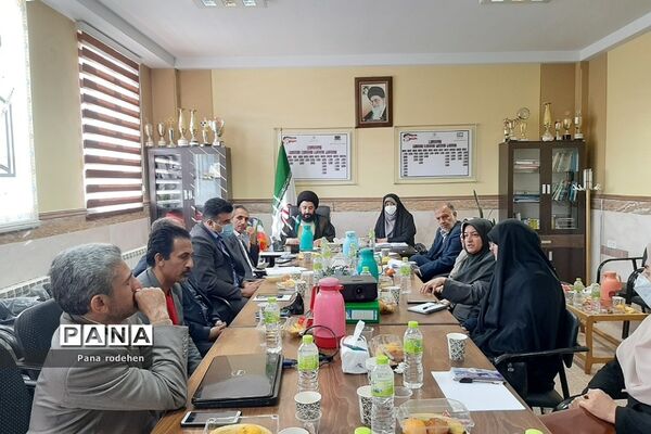 برگزاری جلسات کیفیت‌بخشی تربیتی مدیران مدارس در رودهن