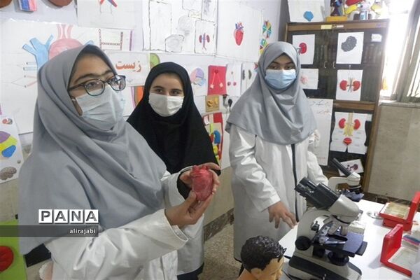بازدید مدیر و معاون متوسطه آموزش و پرورش منطقه کهریزک از آزمایشگاه دبیرستان دخترانه آزادی