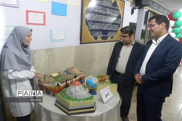 بازدید مدیر و معاون متوسطه آموزش و پرورش منطقه کهریزک از آزمایشگاه دبیرستان دخترانه آزادی