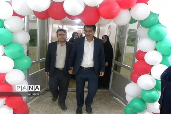 بازدید مدیر و معاون متوسطه آموزش و پرورش منطقه کهریزک از آزمایشگاه دبیرستان دخترانه آزادی