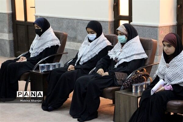 دیدار جمعی از مسئولان واحدهای مقاومت بسیج دانش‌آموزی با نماینده ولی فقیه و امام جمعه بوشهر