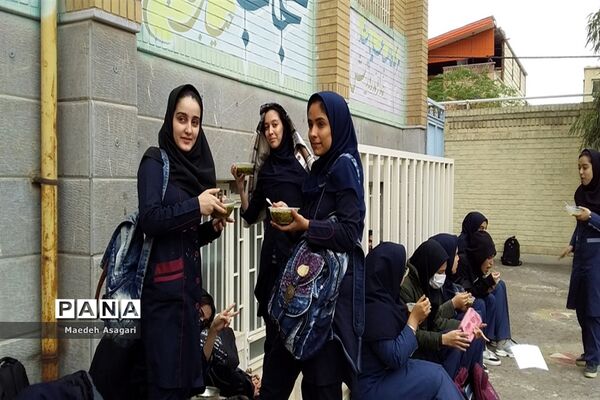 گرامیداشت روز دانش‌آموز در دبیرستان شرافت قم