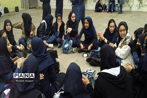 گرامیداشت روز دانش‌آموز در دبیرستان شرافت قم