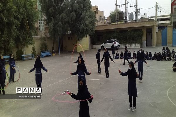 گرامیداشت روز دانش‌آموز در دبیرستان شرافت قم