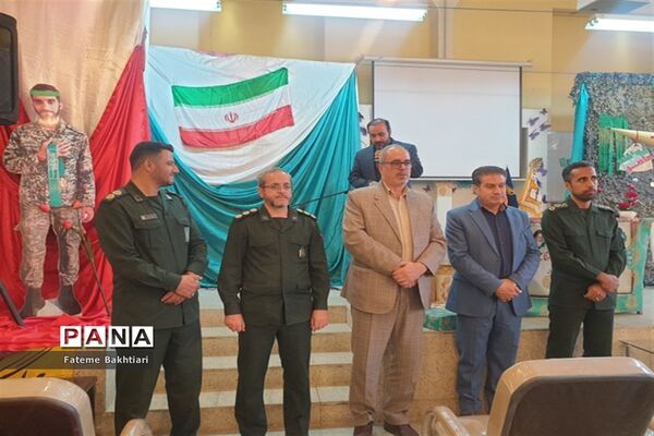 اهدا بسته‌های لوازم التحریر به دانش‌آموزان کم‌برخوردار در شهرری