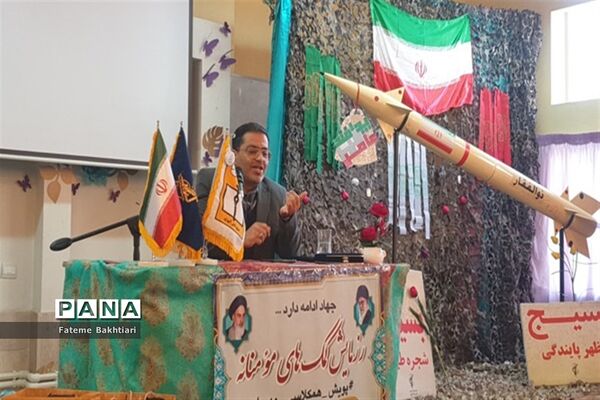اهدا بسته‌های لوازم التحریر به دانش‌آموزان کم‌برخوردار در شهرری