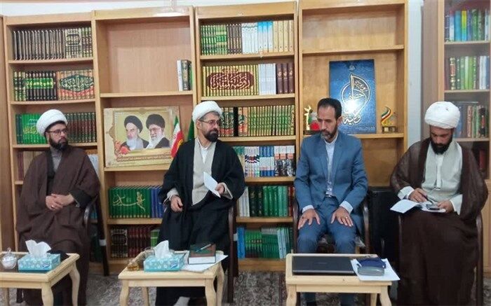 طلاب درباره گفتمان‌های دینی متناسب با زمان حال با دانش‌آموزان صحبت کنند