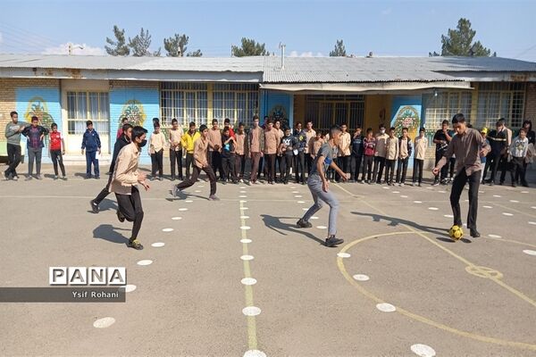 ایجاد زنگ تفریح شاد در دبیرستان فرهنگ کاشمر
