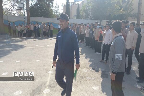 ایجاد زنگ تفریح شاد در دبیرستان فرهنگ کاشمر
