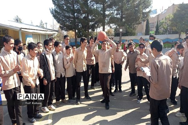 ایجاد زنگ تفریح شاد در دبیرستان فرهنگ کاشمر