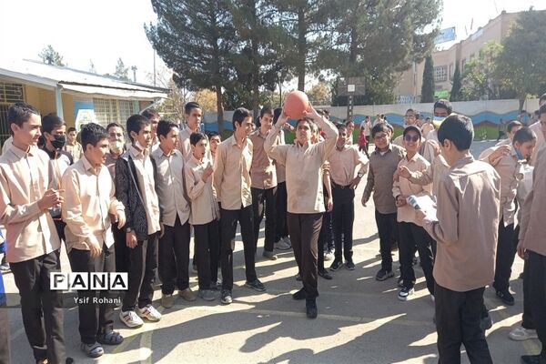 ایجاد زنگ تفریح شاد در دبیرستان فرهنگ کاشمر