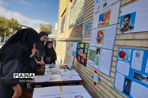 برپایی نمایشگاه خلاقیت دبیرستان علامه قزوینی منطقه ۱۵