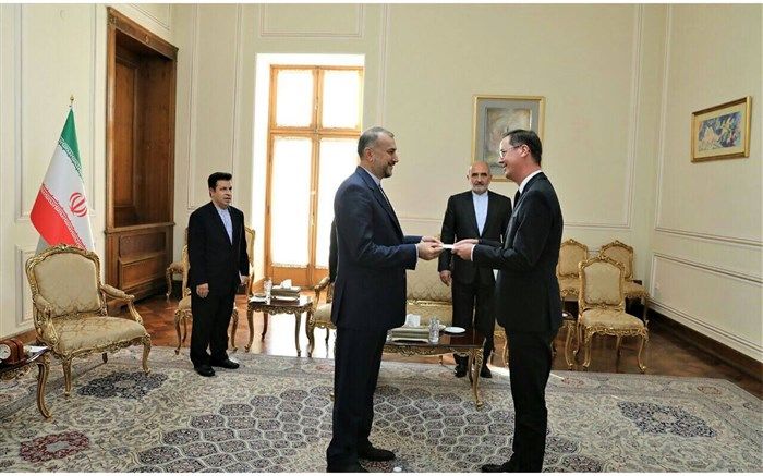 سفیر فرانسه رونوشت استوارنامه خود را تقدیم امیرعبداللهیان کرد